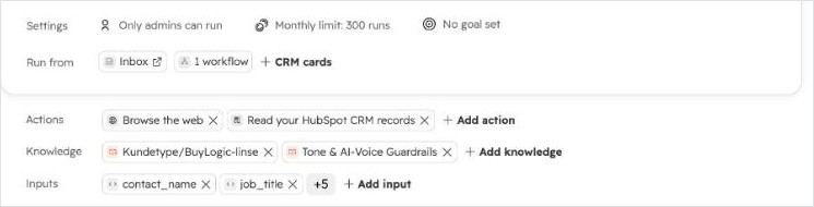 Opsætningsfelterne for en agent i HubSpot Agent Builder med rækkerne Settings, Run from, Actions, Knowledge og Inputs.