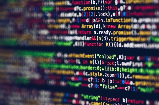 Nærbillede af softwarekode på en computerskærm
