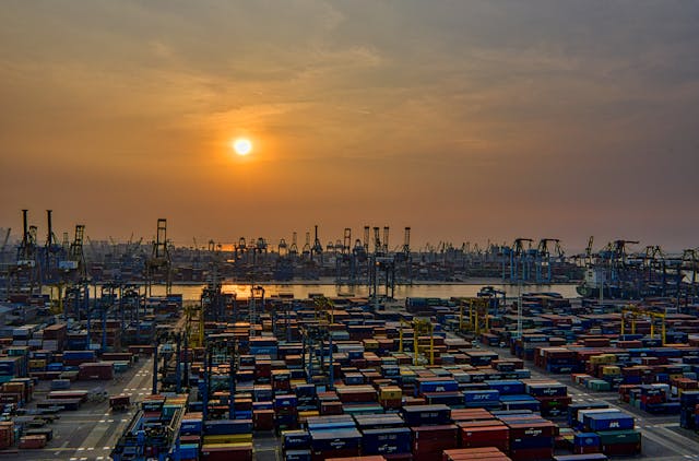 Container-skib der losses i havn